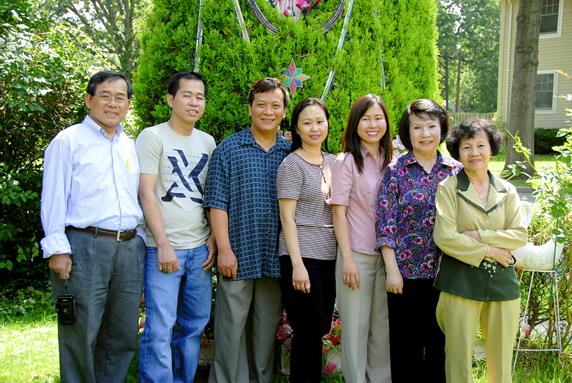 Dad, Tuấn, anh Thơ, Trang, Huyền, thím Quảng & Mom
