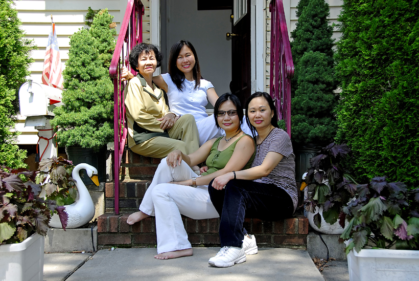 Mom Tuyết, chị Trang, Dương (Michelle) & Huyền (Eliza)
