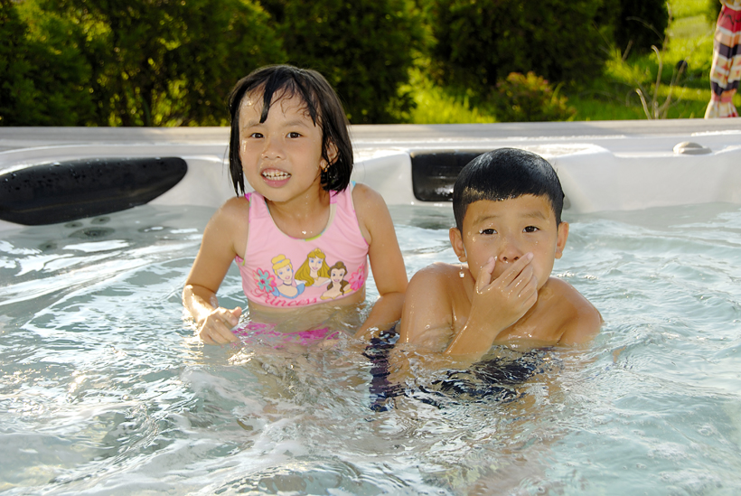 Chị Mai's children
