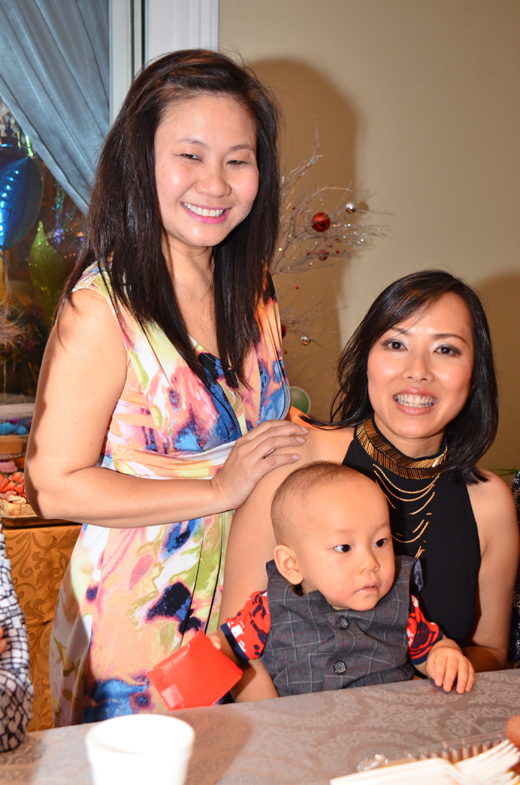 William with Mom & dì Hòa
