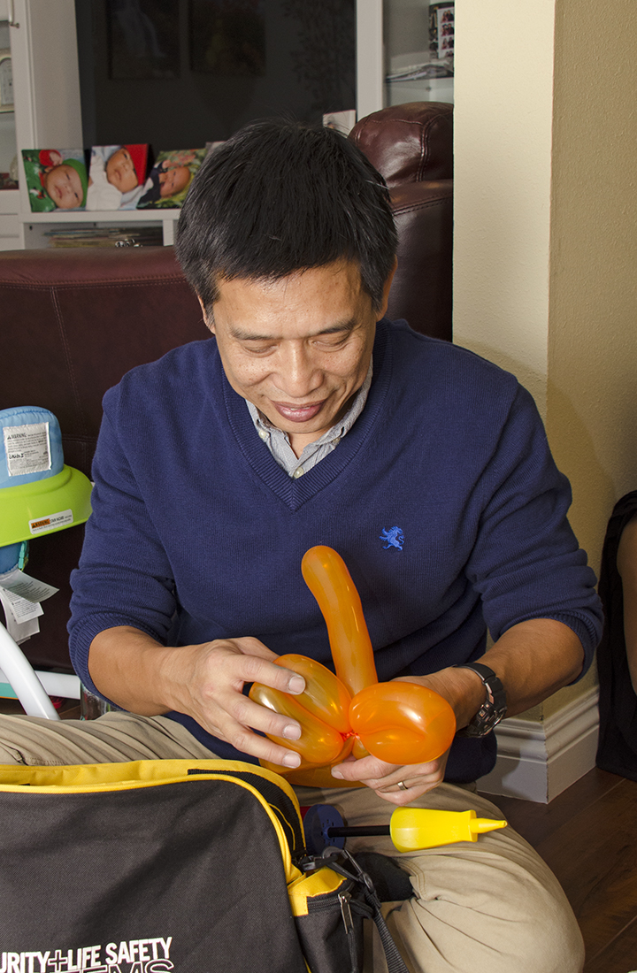 Anh Huần, the animal balloon man!
