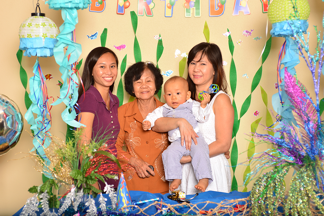 William with Grandma, dì Hương & chị Hằng.
