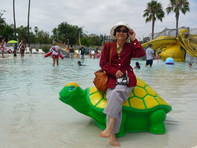 Mom Tuyết
Soak City in Buena Park
Aug 28, 2010
