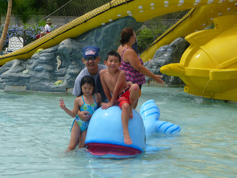 Thành, Danny & Tracy
Soak City in Buena Park
Aug 28, 2010
