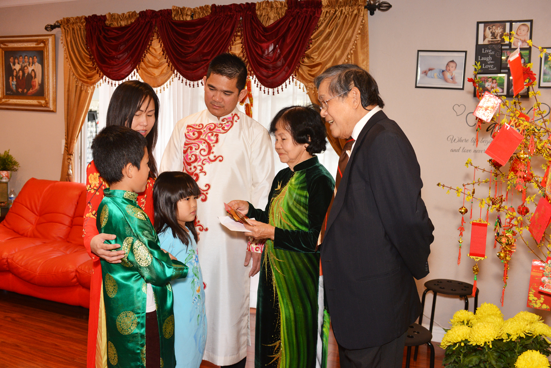 Thành, Huyền, Bryan and Victoria chúc tết ông bà Ngoại
