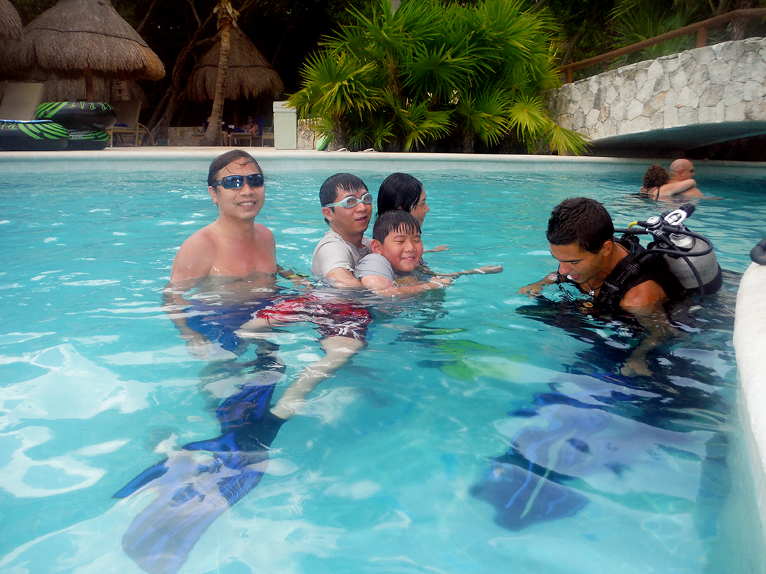 Tracy & Danny tried out the diving equipments
