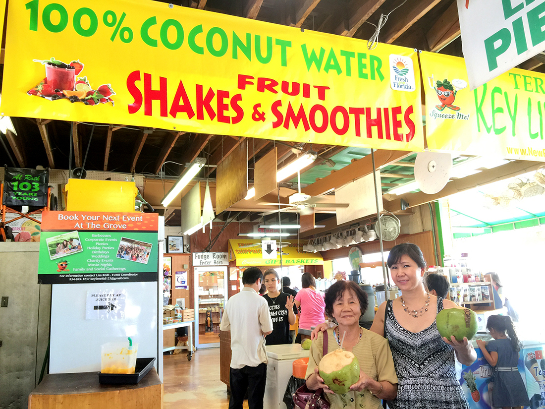 Bob Roth's New River Groves store.
We stopped by for some fresh coconuts.  We can pick the fruits from their garden and they'll use that to make smoothie.
