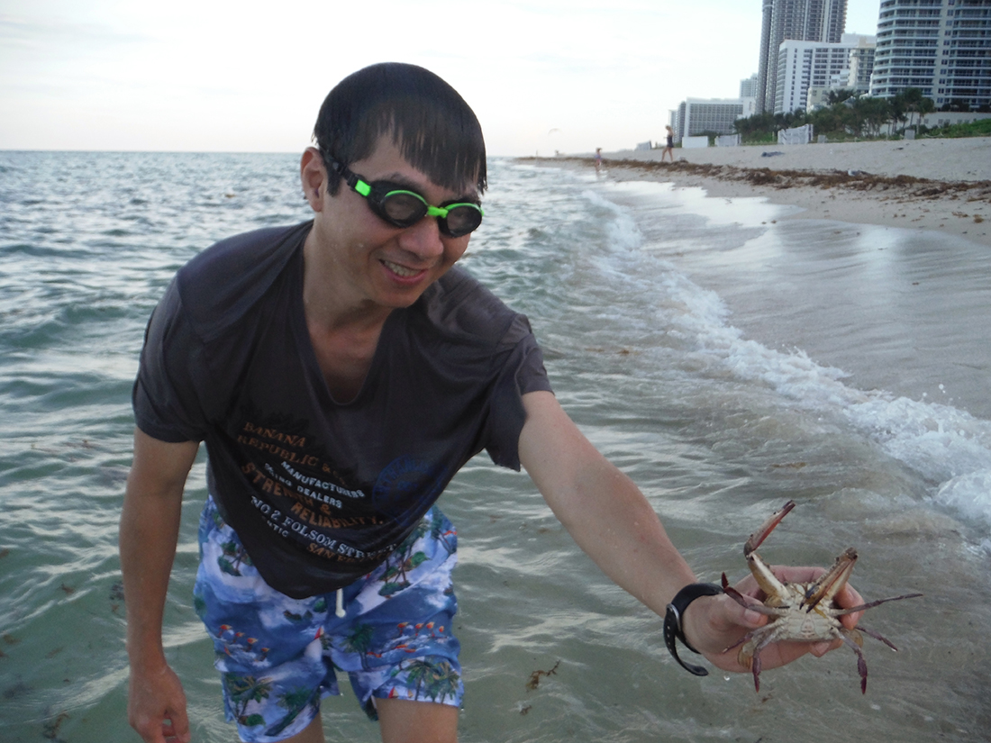 Anh Thân caught a crab
