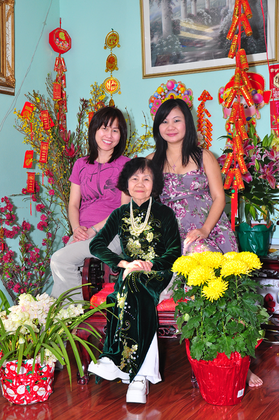 Dương, Huyền with Mom Tuyết
