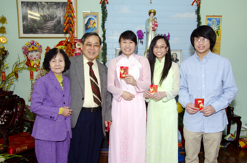 Chúc Tết grandparnets: Peter, Hằng & Kimberly
