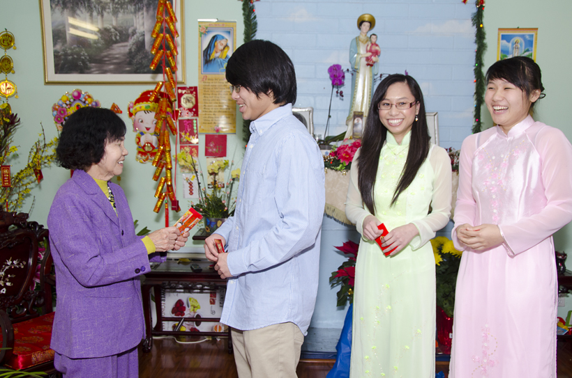 Chúc Tết grandma: Peter, Hằng & Kimberly
