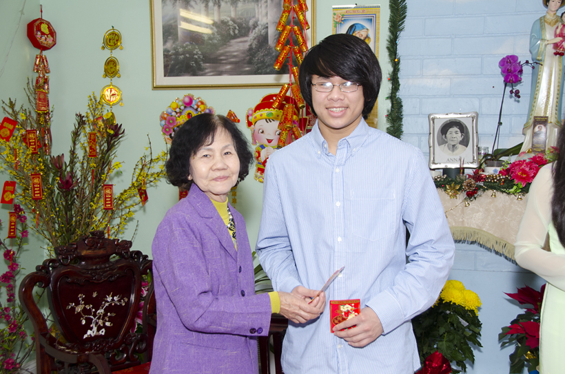 Peter and grandma Tuyết
