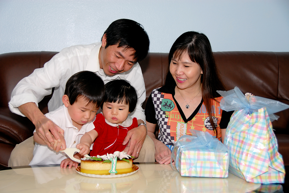 Mom Julie, Dad Thân, Danny & Tracy Võ
