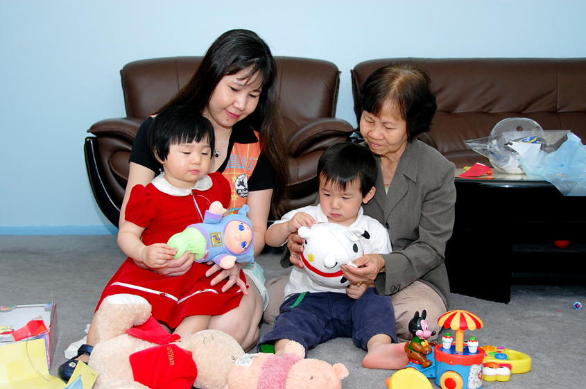 Grandma Tuyết, Mom Julie, Danny & Tracy Võ
