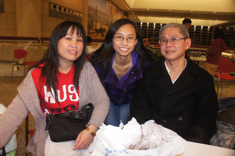 Vinh, Thảo and their daughter Hằng
