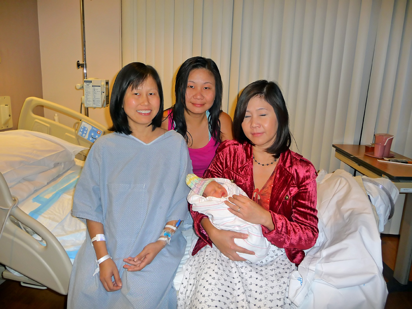 Vy with Mom and aunt Hương & Duơng
